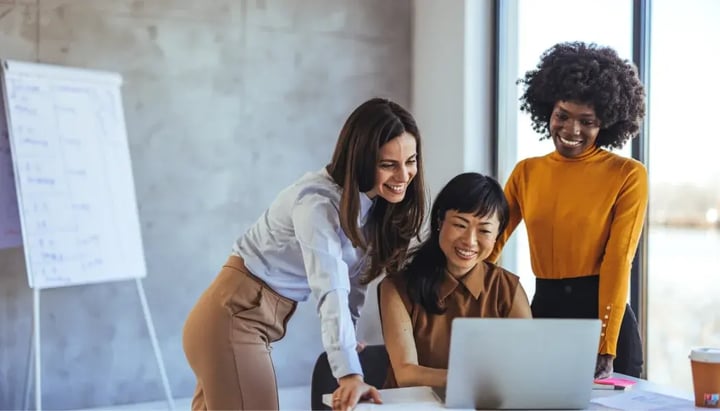 How Digital Screens Connect and Empower Deskless Workers